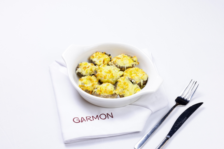 Güveçte Kaşarlı Mantar