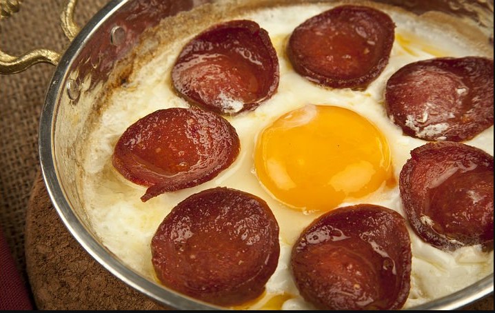 Sahanda Sucuklu Göz Yumurta